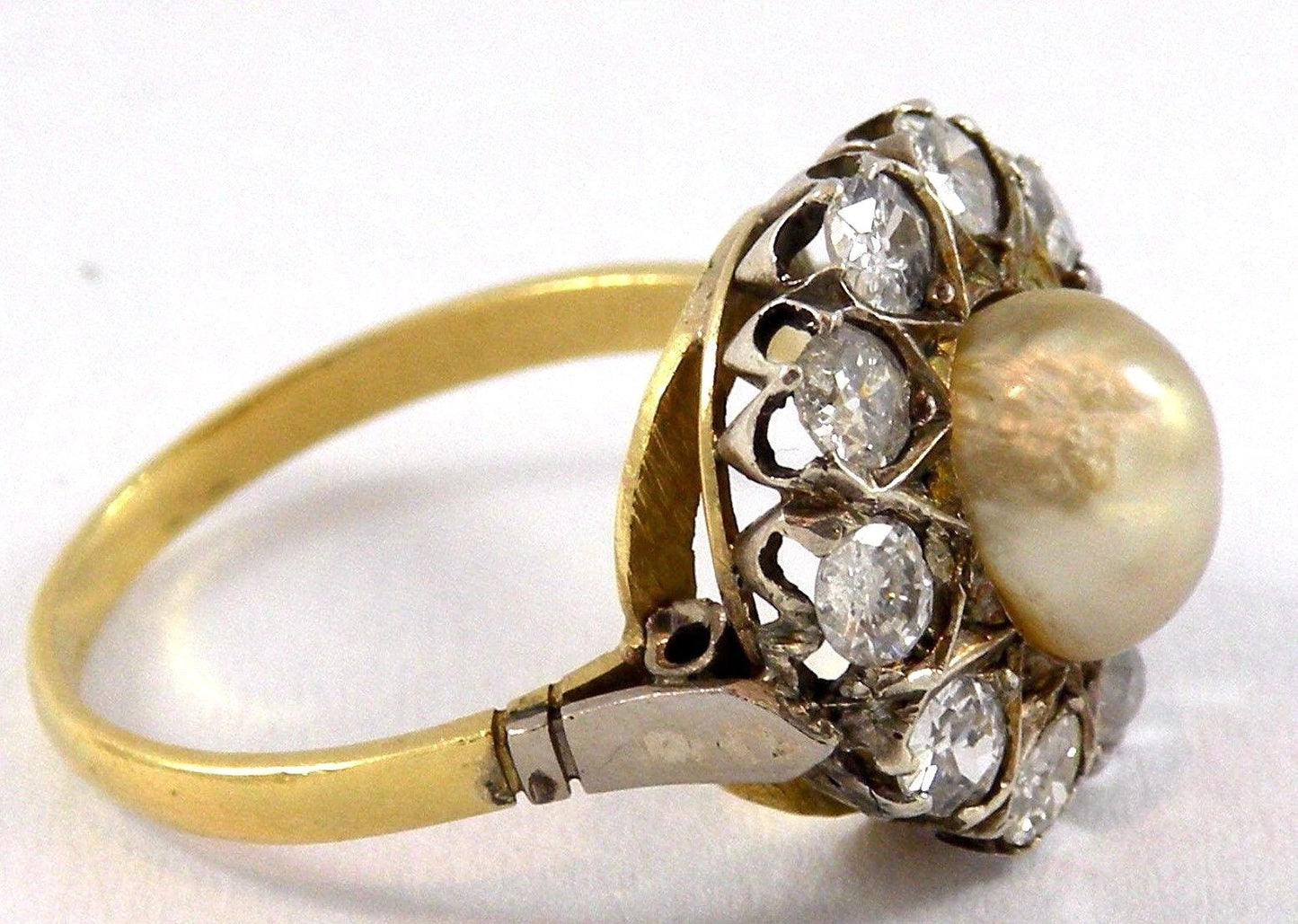 Antique Victorian Ring in 18k Gold with Sea Pearl & Diamonds 1.30 Ctw