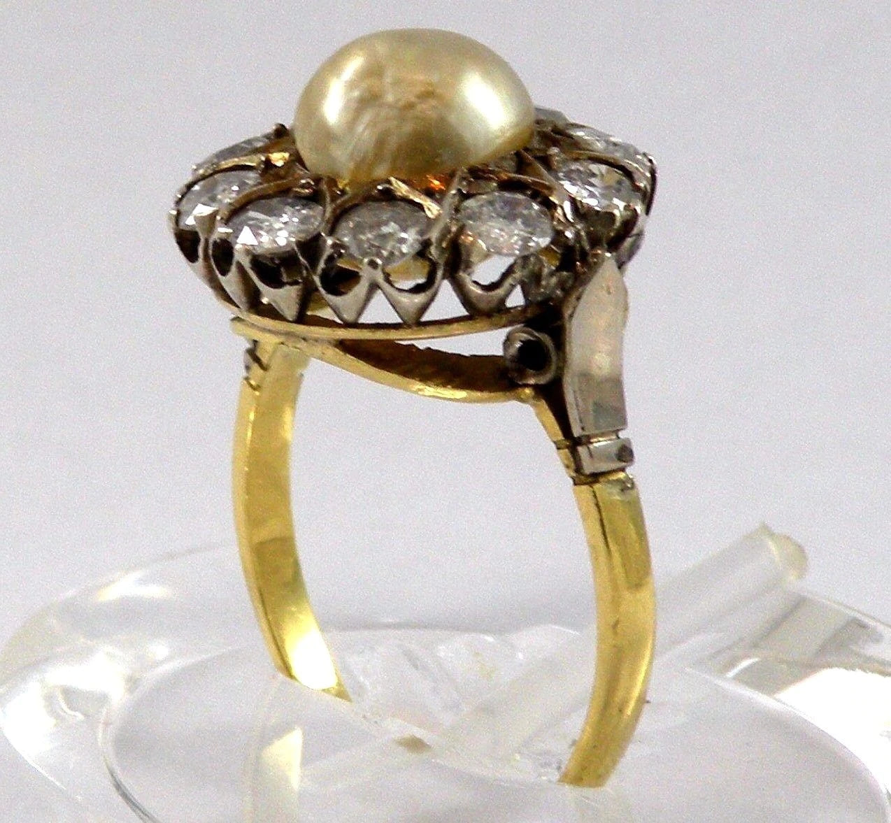 Antique Victorian Ring in 18k Gold with Sea Pearl & Diamonds 1.30 Ctw