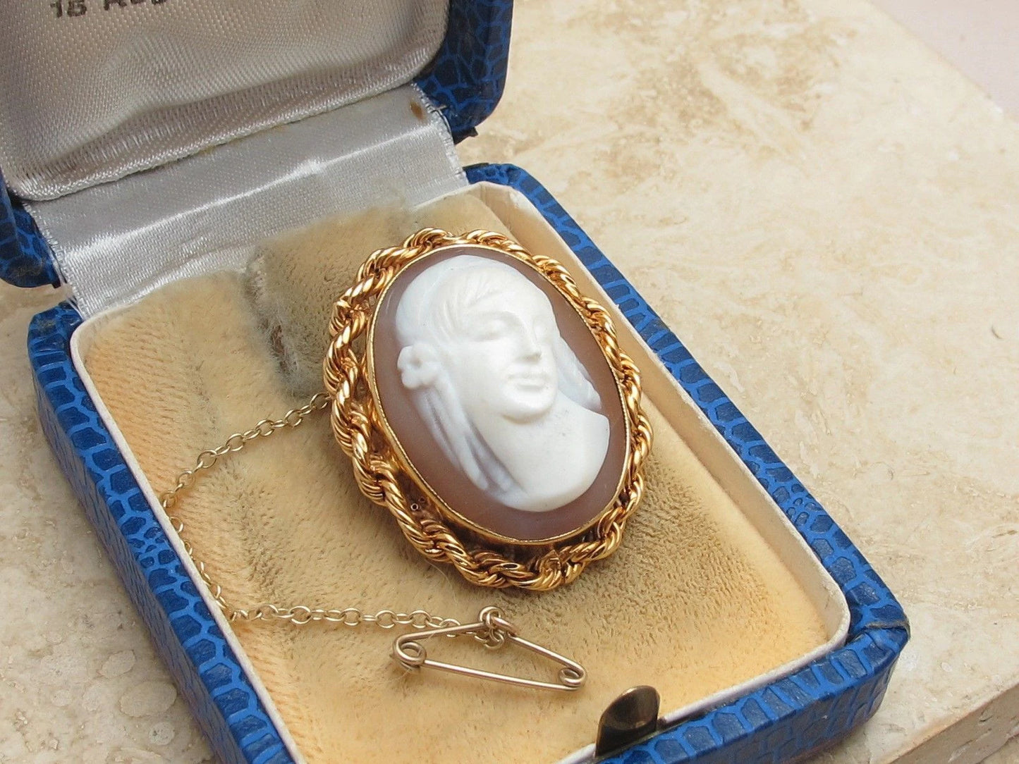 Vintage 9ct 9k 375 Gold & Hand carved Shell Cameo Brooch 6.7g