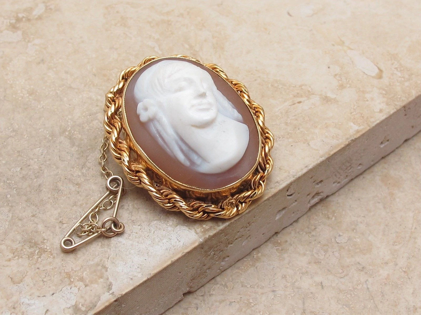 Vintage 9ct 9k 375 Gold & Hand carved Shell Cameo Brooch 6.7g