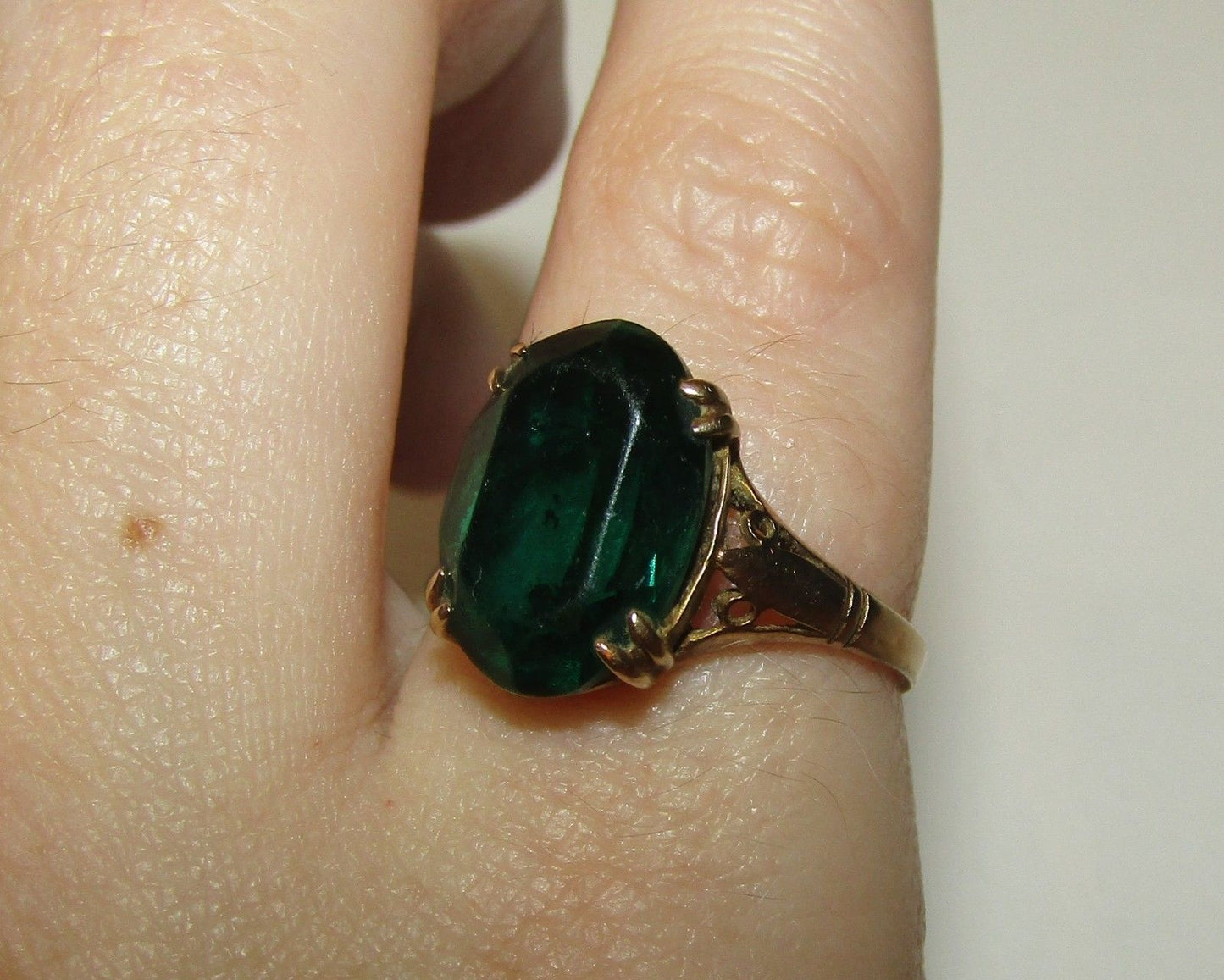 Victorian 9CT Gold Ring with Fine Green Tourmaline Gem 5.25 Carat